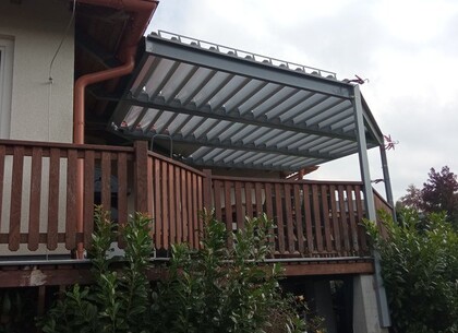 Bioklimatická ocelová pergola šestihranného tvaru 09