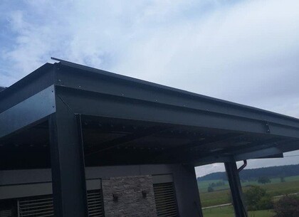 Zastřešení bioklimatickými lamelami1